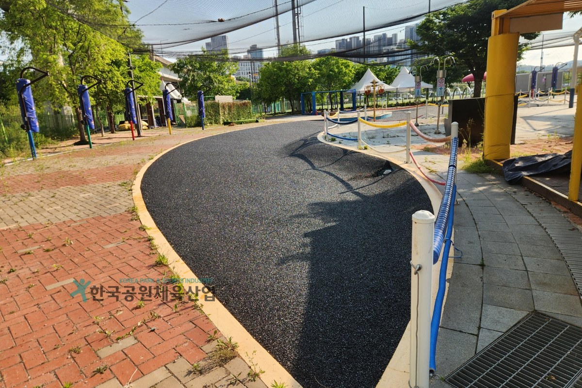 어린이놀이시설 탄성포장재 HK-55 T55mm 포설 작업 모습