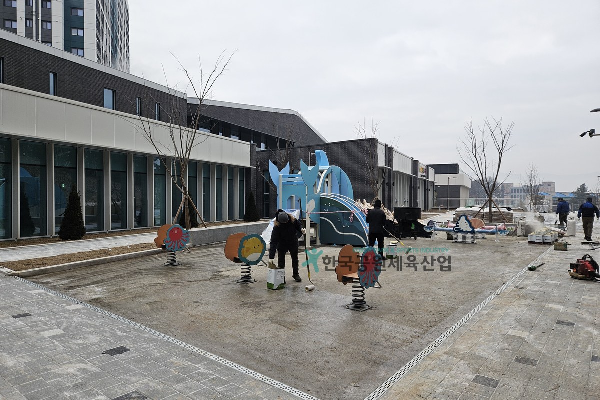 어린이놀이시설 탄성포장재 HK-75 포설 작업 모습