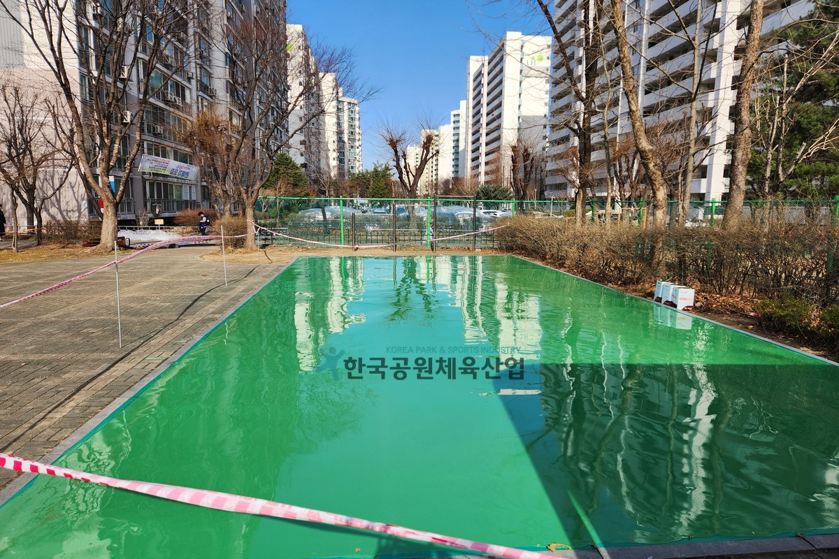 체육시설 탄성포장재 HK-U5G T5mm 8종 포설 작업 모습