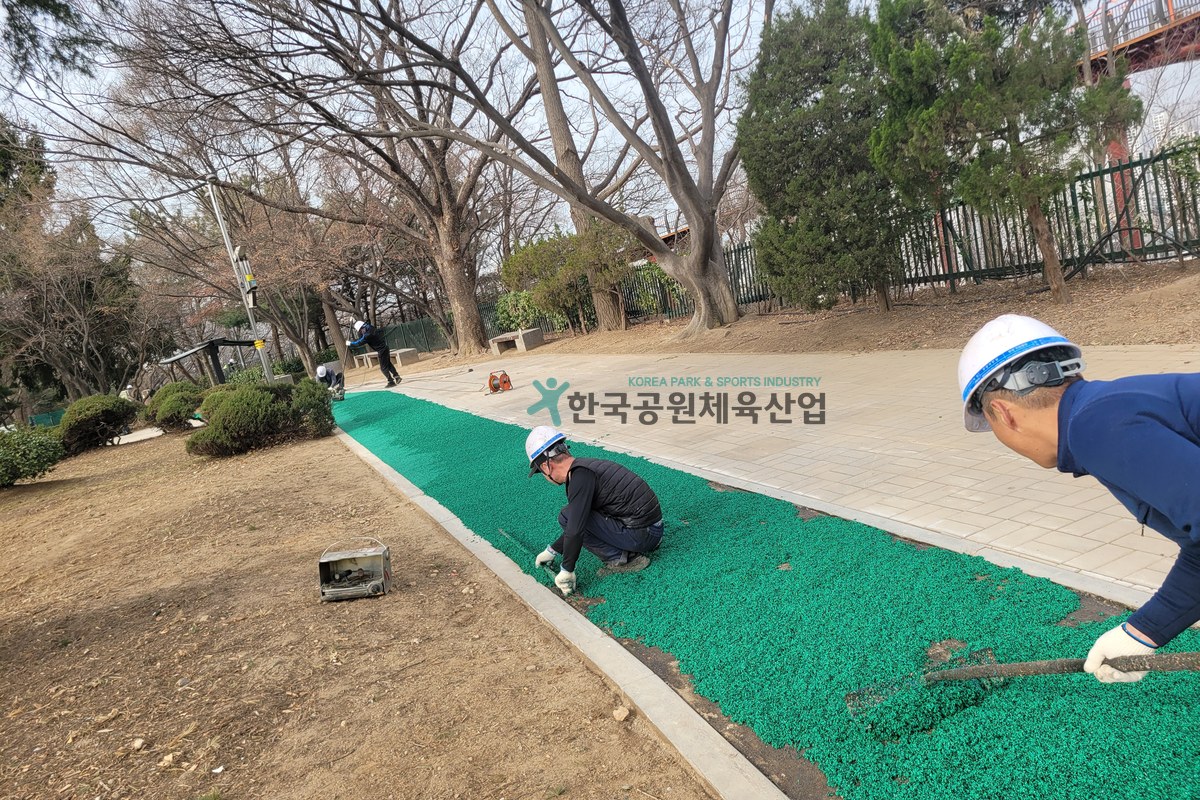 수봉공원 스카이워크 보행로 탄성포장재 시공 구간