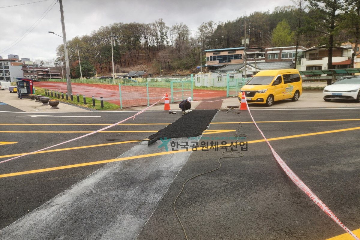 포설형 탄성포장재 프라이머 도포 및 고무칩 시공 단계