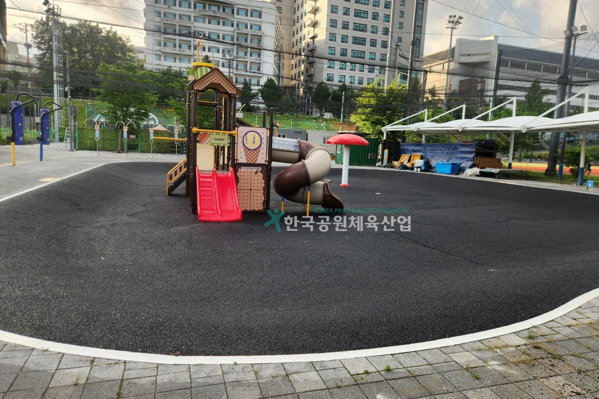 물놀이장 바닥 프라이머 도포 시공 장면