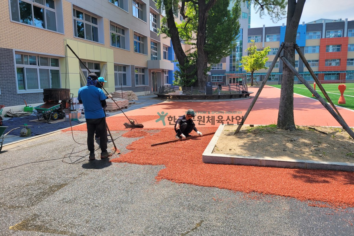 학교 체육시설 바닥 포설형 탄성포장재 시공 장면