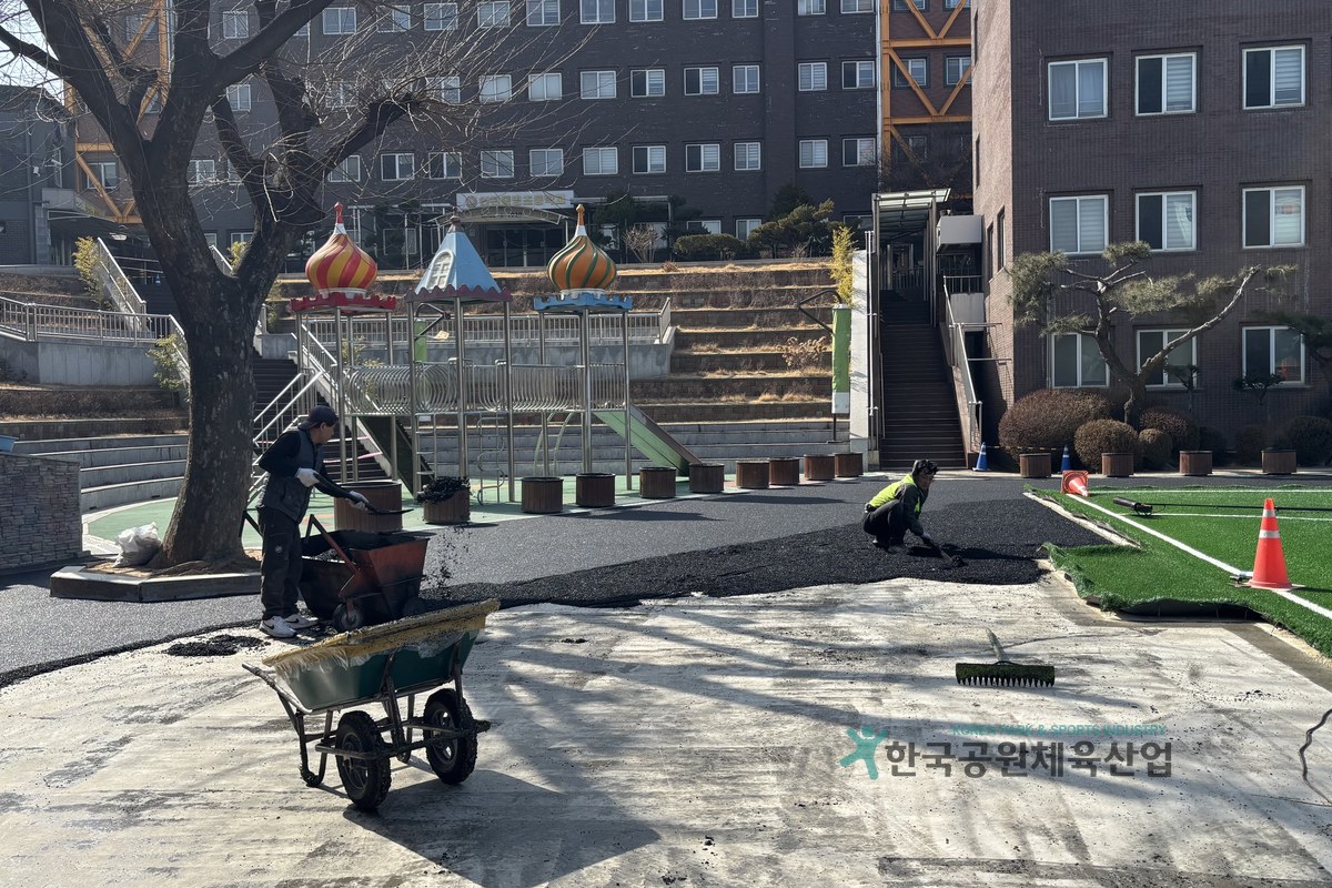 학교 운동장 탄성포장재 포설 전 기층 상태