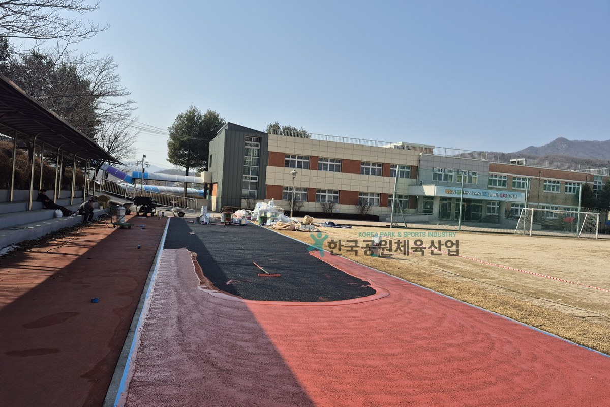 학교 운동장 트랙에 납품된 탄성포장재 근접 사진