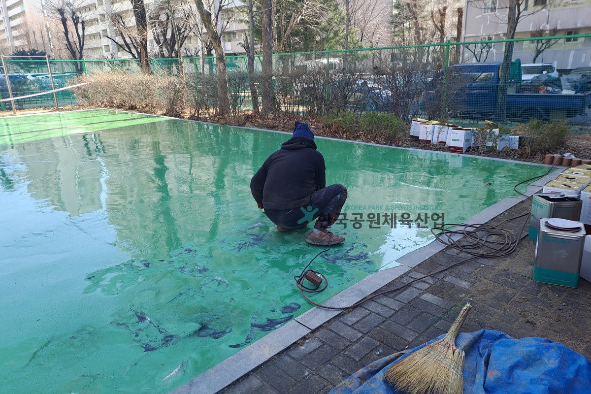 코르크 바닥포장 시공 전 프라이머 도포 작업