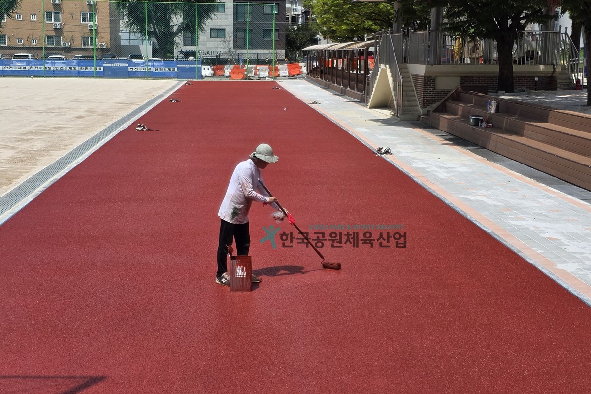 학교 운동장 탄성포장재 프라이머 및 고무칩 포설 작업