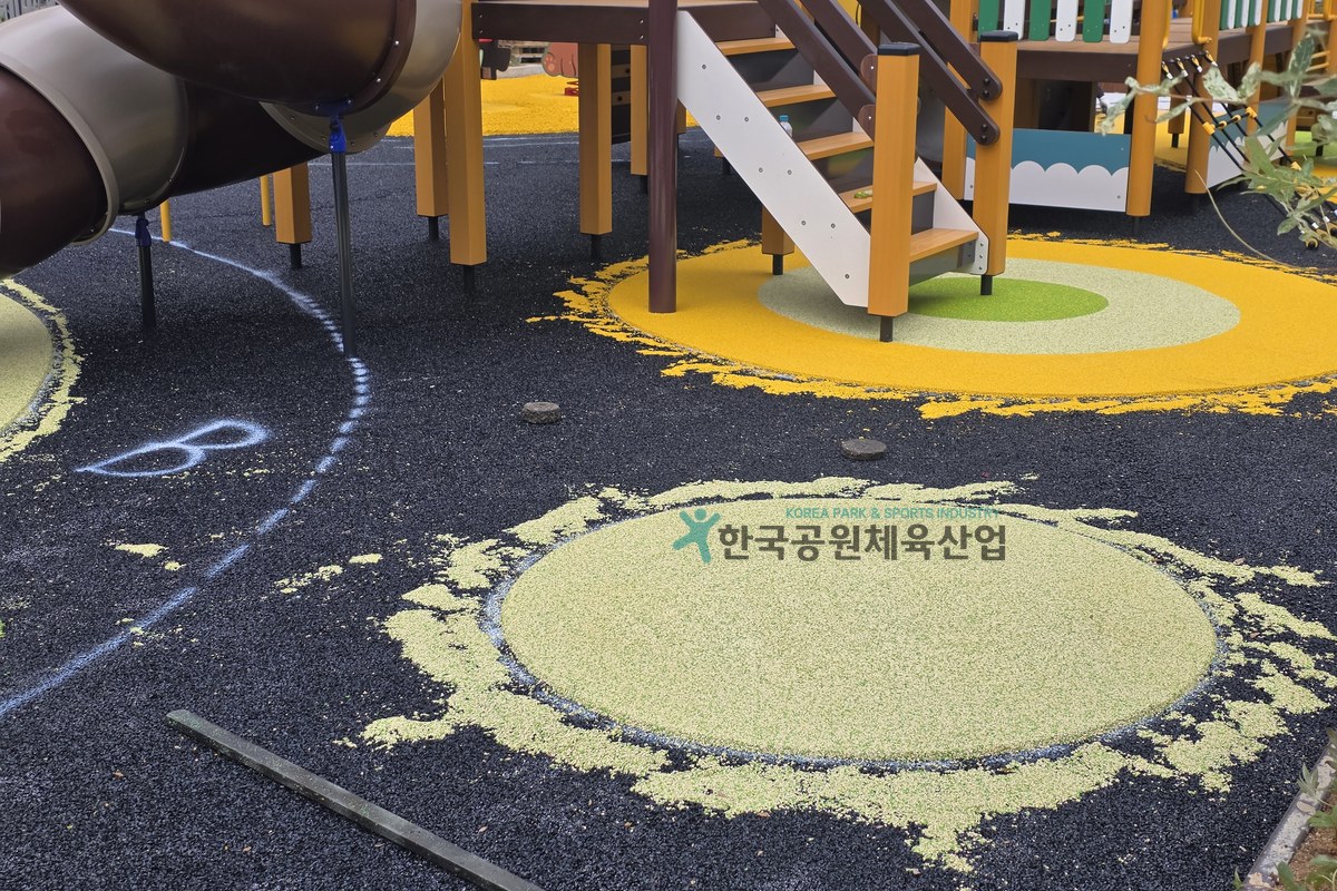 친환경 탄성포장재 보조탄성층 포설 장면