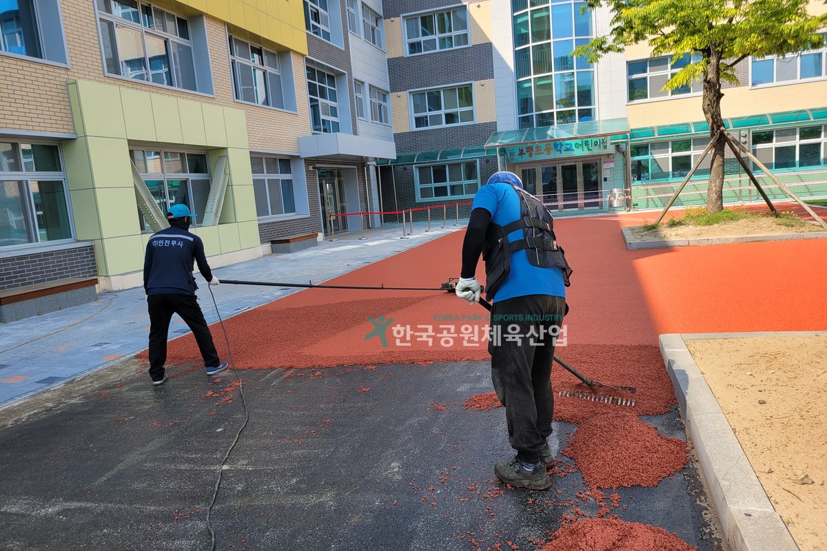 관급자재로 납품된 체육시설 탄성포장재 마감 상태