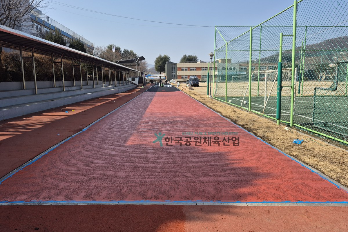 화광중학교 체육시설 바닥 포장 자재 적재 모습