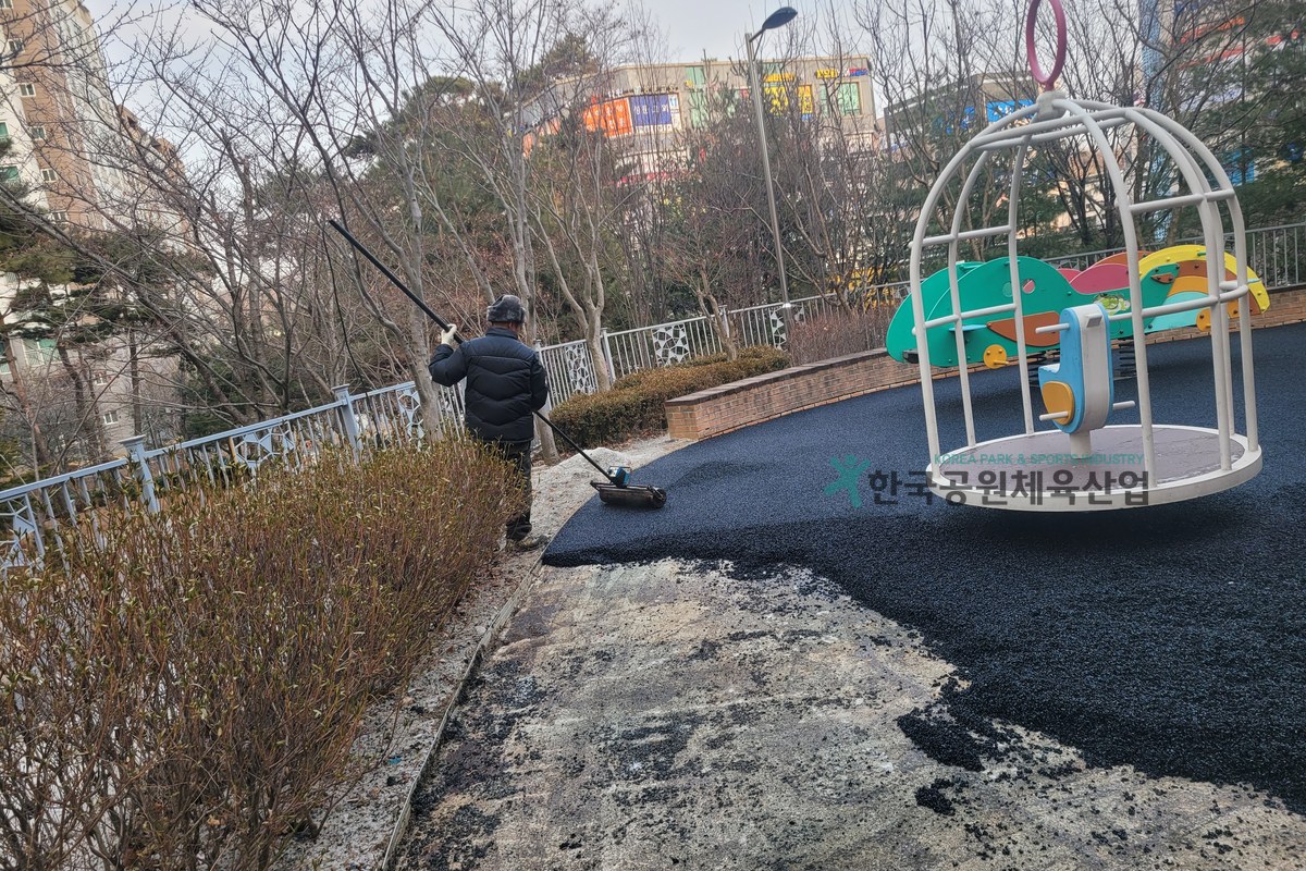프라이머 도포 작업 진행 장면