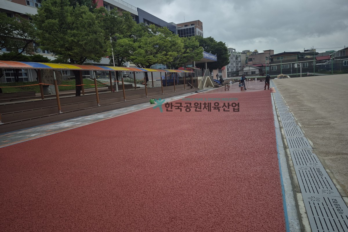우레탄 마감층 시공 중인 학교 체육시설 바닥