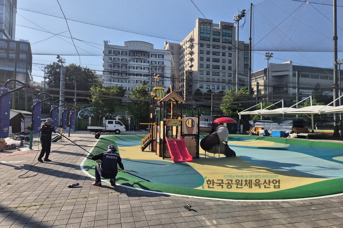컬러표층(EPDM) 마감 작업 모습
