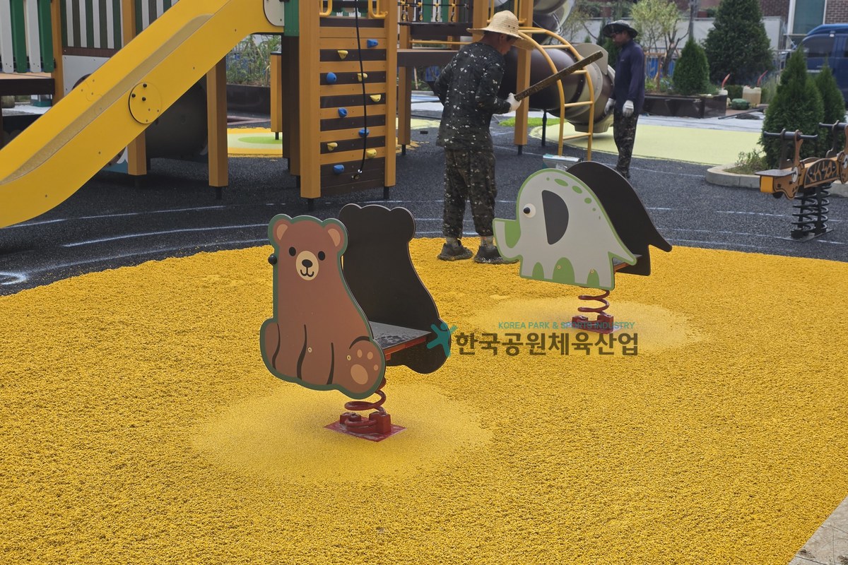 컬러표층 마감 작업 중인 놀이터 바닥재