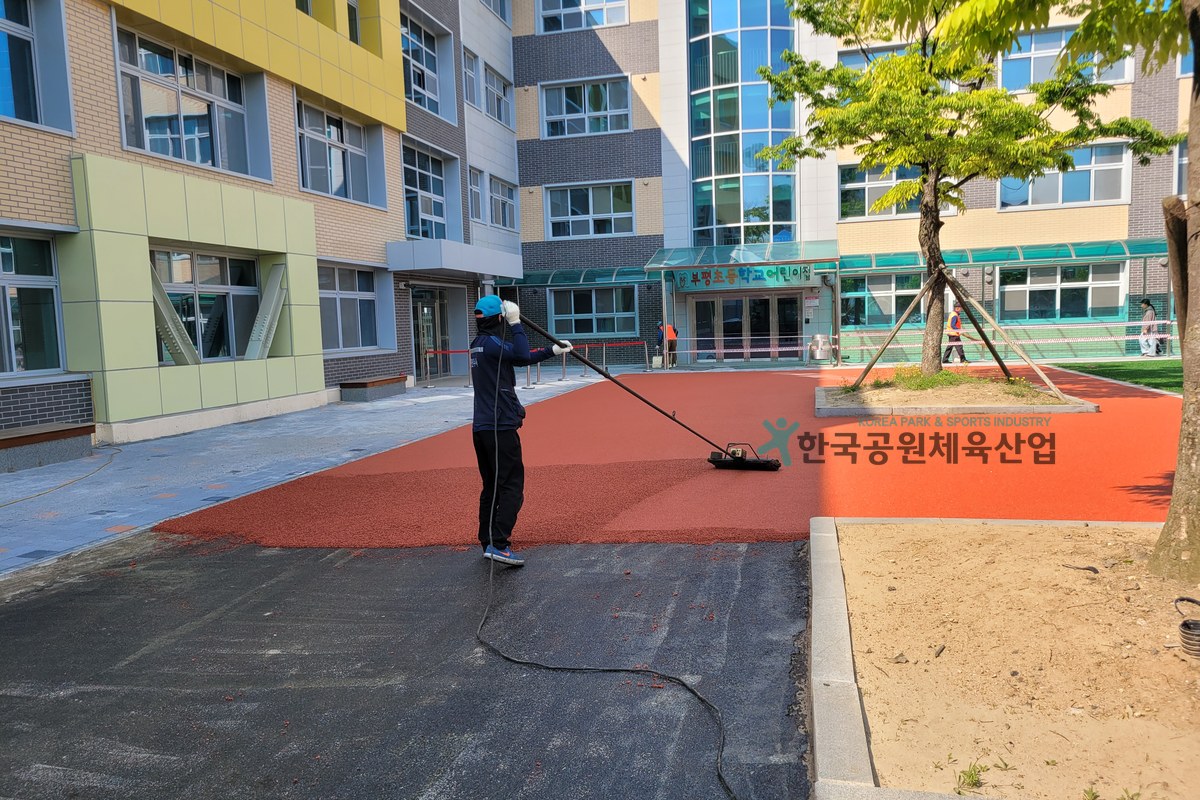 친환경 탄성포장재로 조성된 학교 운동장 바닥