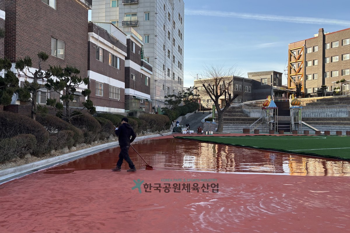 인천 동구 학교 운동장 포장 작업 모습