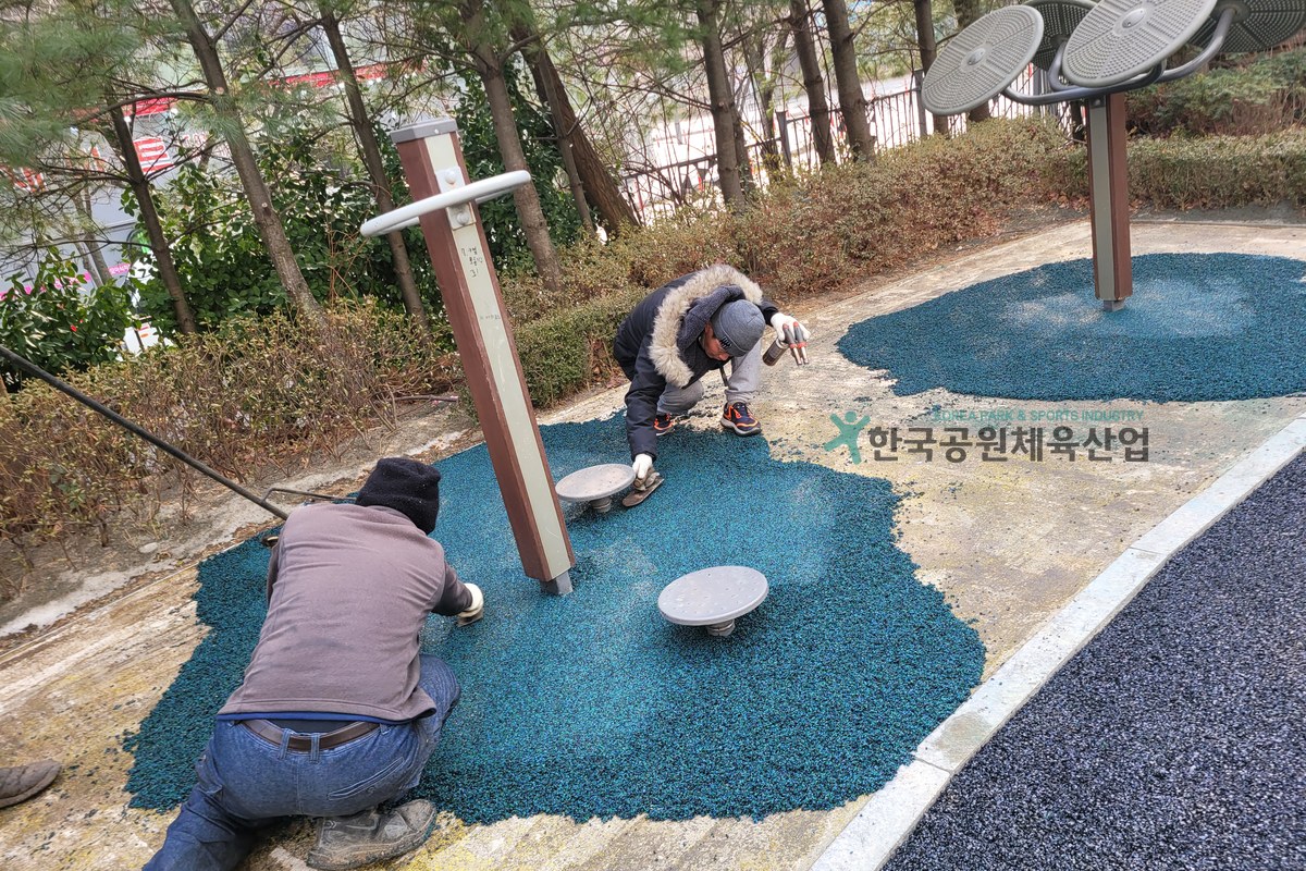 보조탄성층 포설 및 다짐 작업