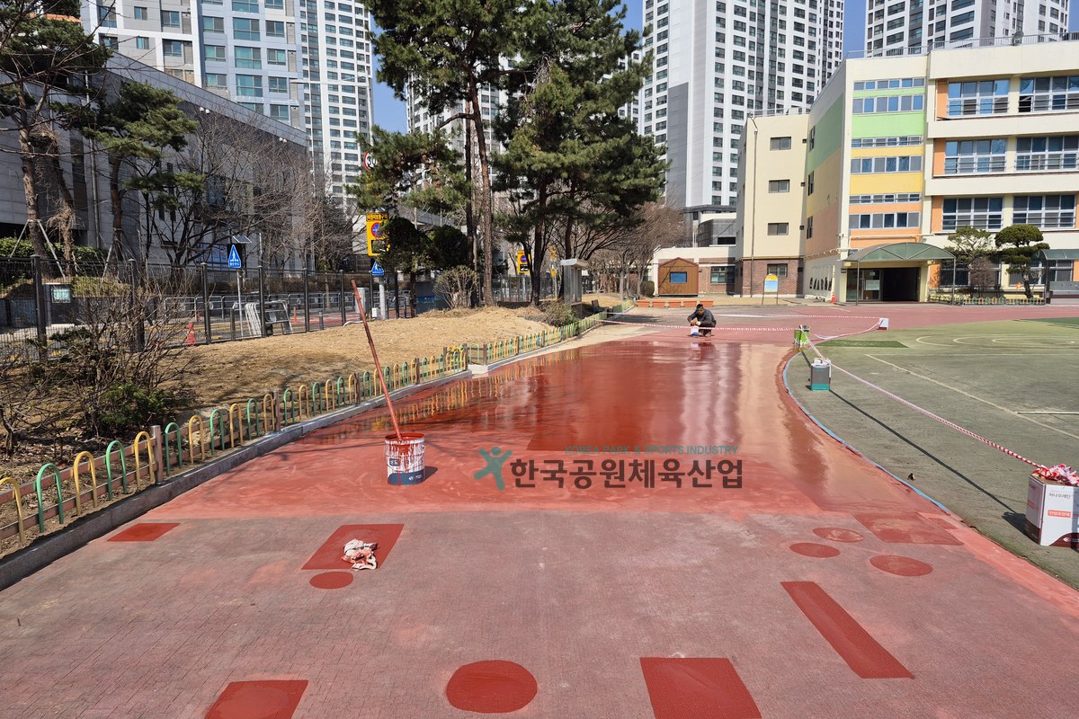 서울 학교 운동장 탄성포장재 납품 완료 모습