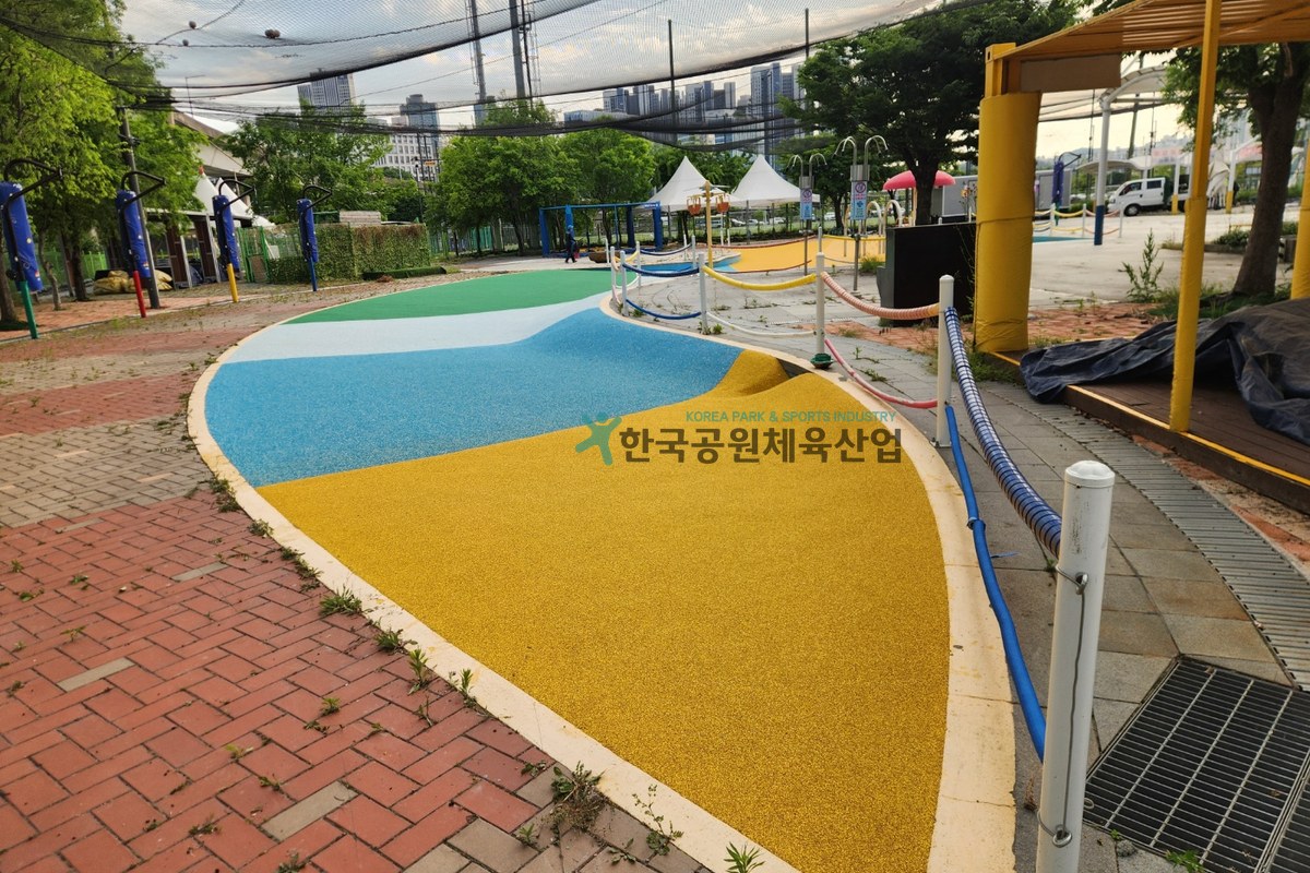 완공된 살곶이물놀이장 바닥재 전체 모습