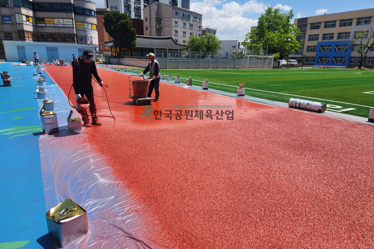 프라이머 도포 작업 장면