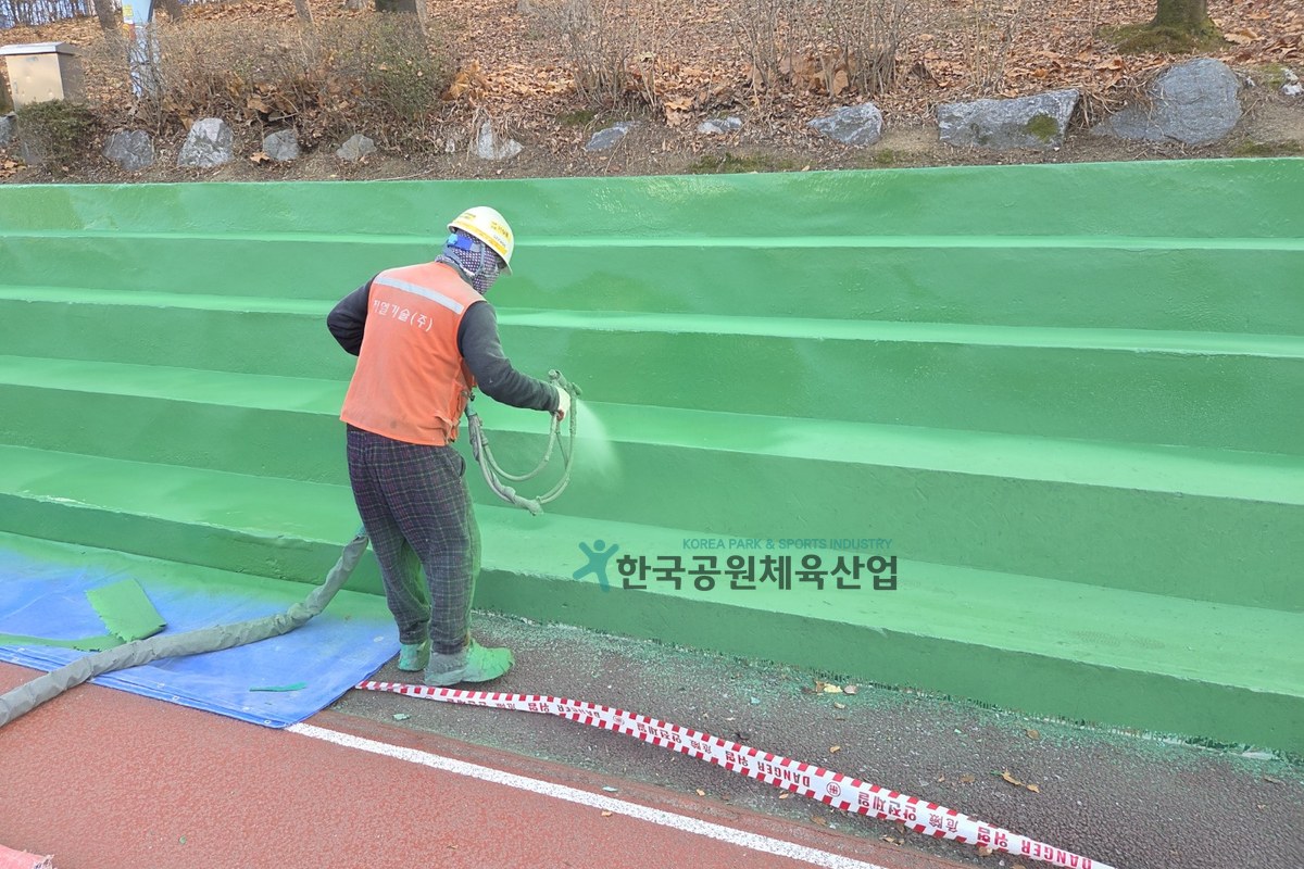 고온·고압 스프레이 방식 폴리우레아 도포 장면