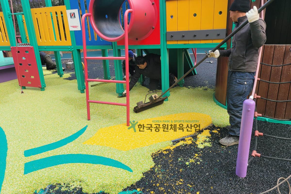 친환경 원재료로 제조된 어린이놀이시설 탄성포장재 근접 컷