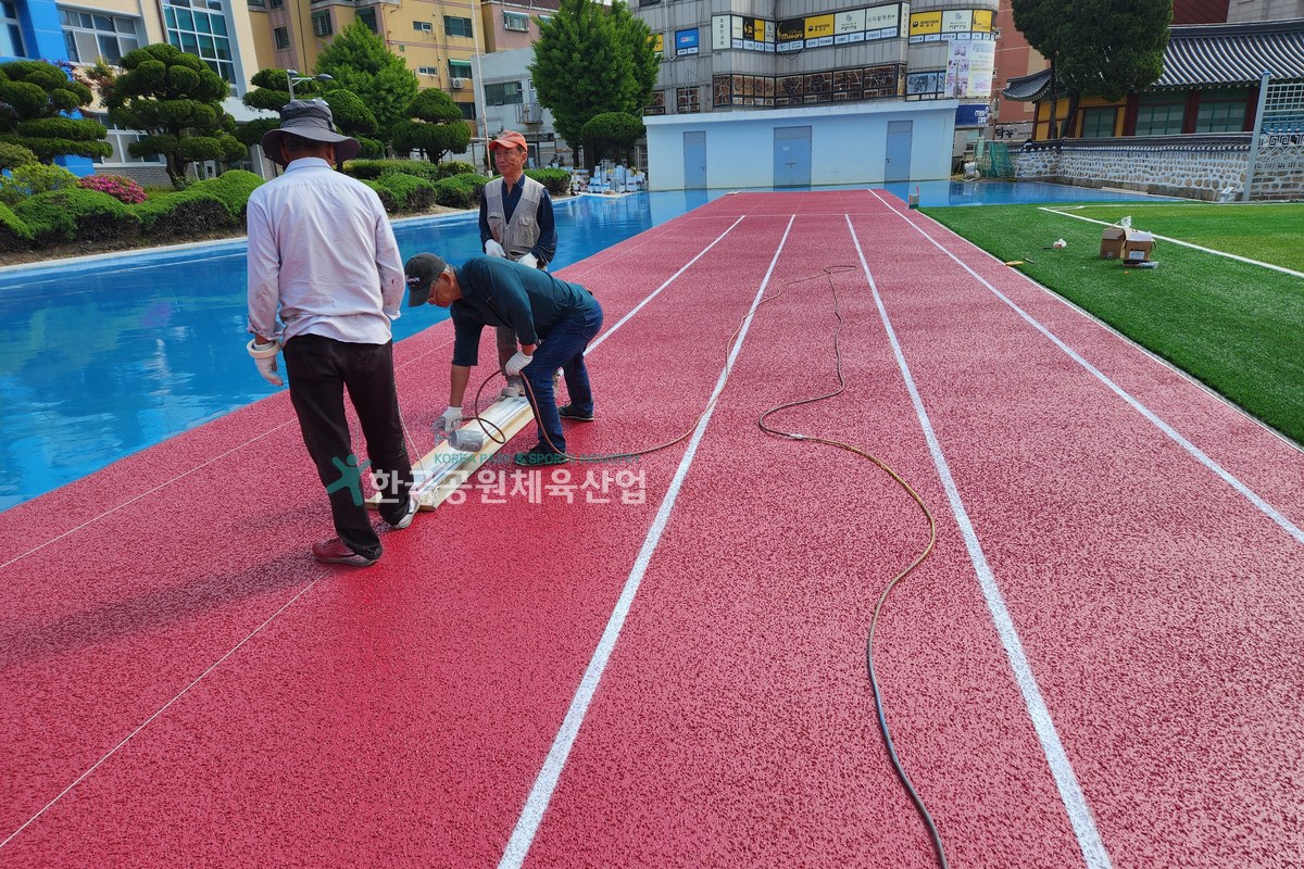 우레탄 반경질층 시공 장면