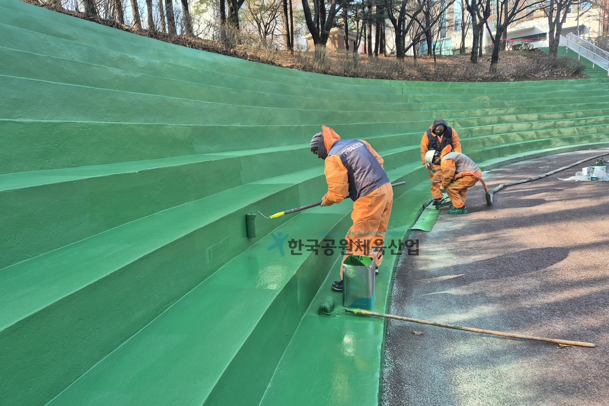 탑코팅 마감 작업 장면