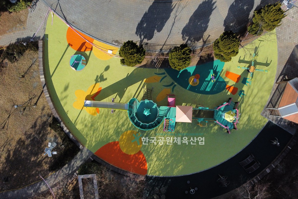 어린이 안전을 고려한 놀이터 바닥재 마감 디테일