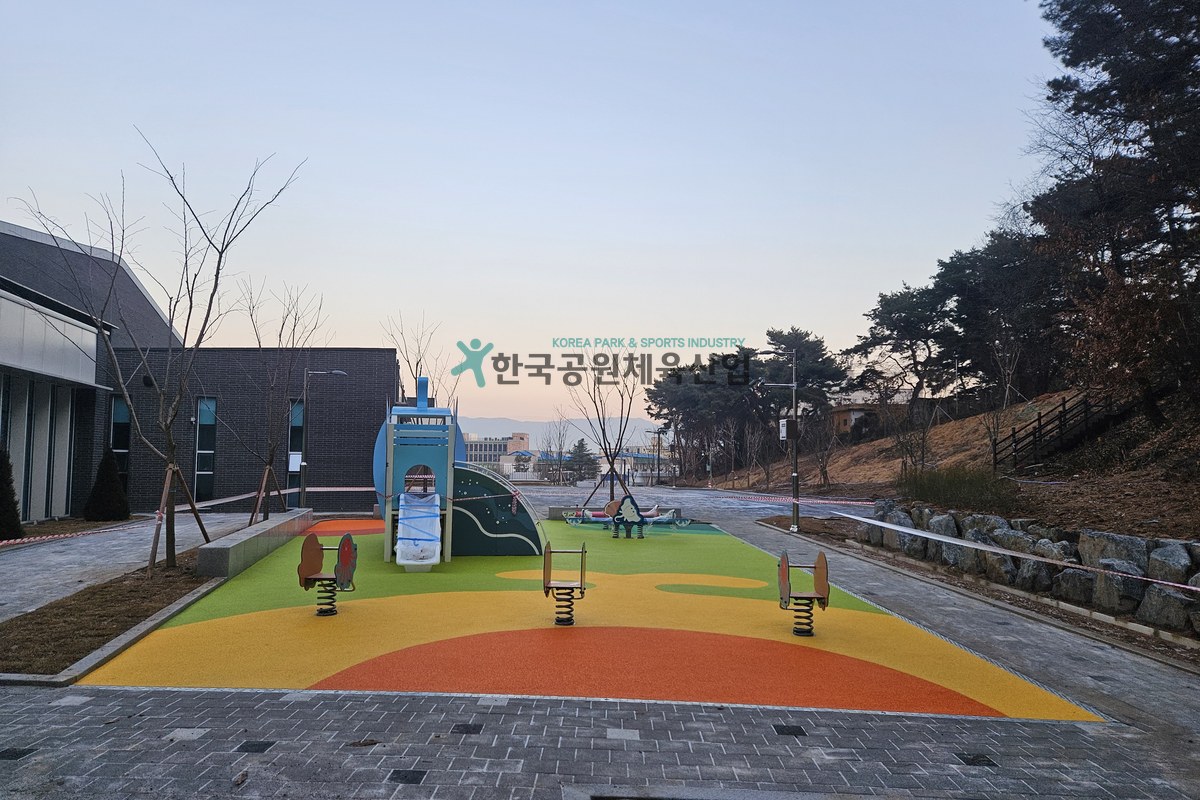 완공된 태봉근린공원 놀이터 전체 모습