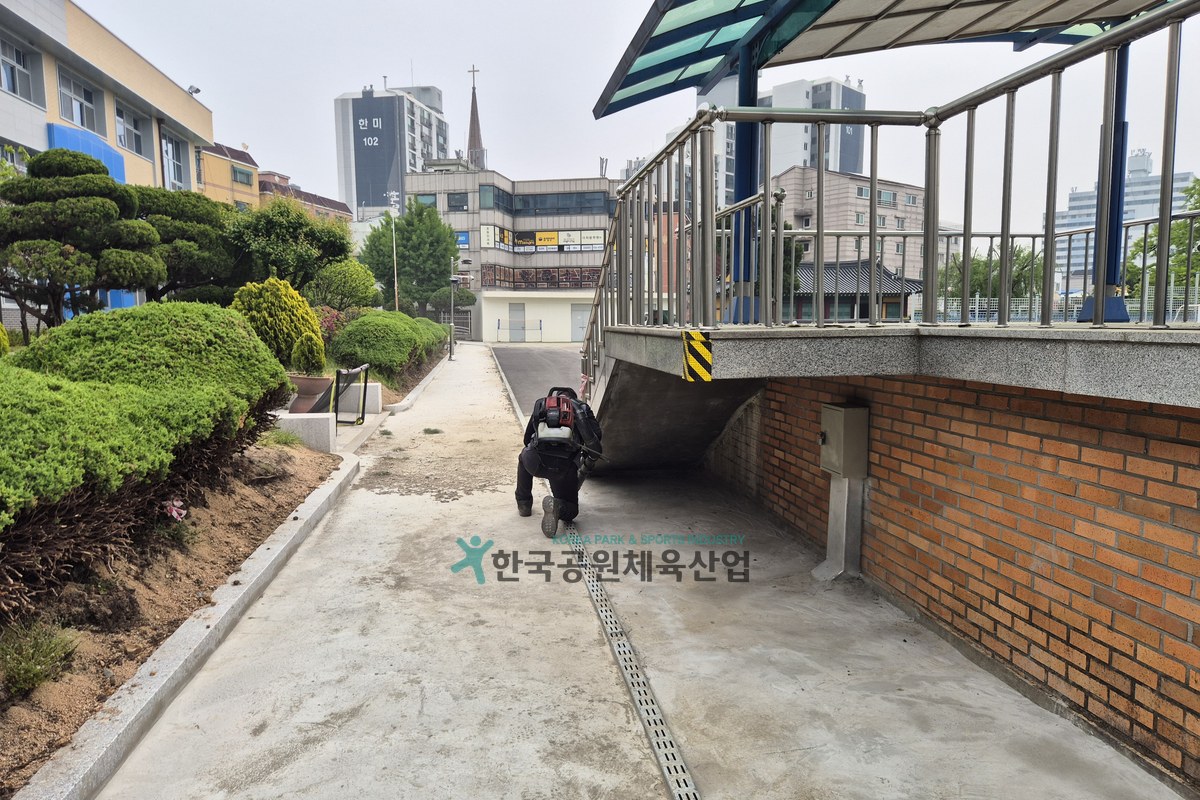 탑코팅 작업 진행 장면