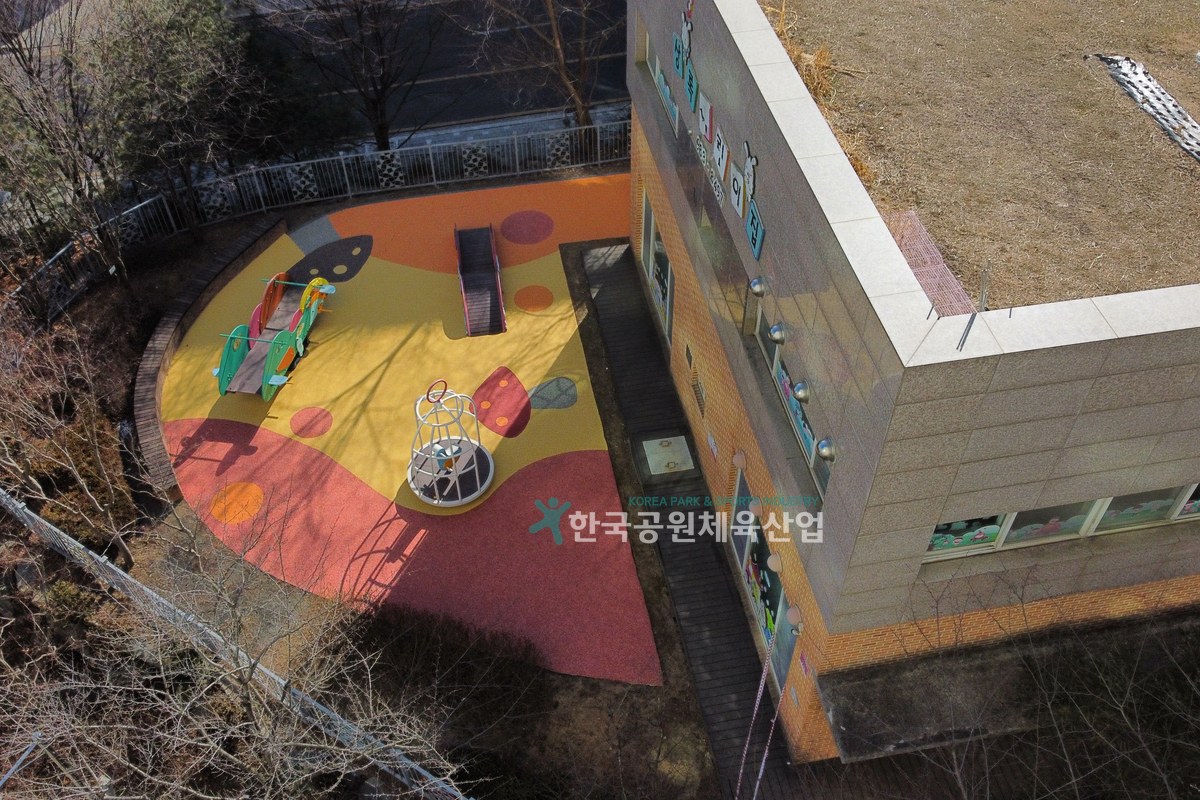 한국공원체육산업 제조·납품 현장 작업자 시공 모습