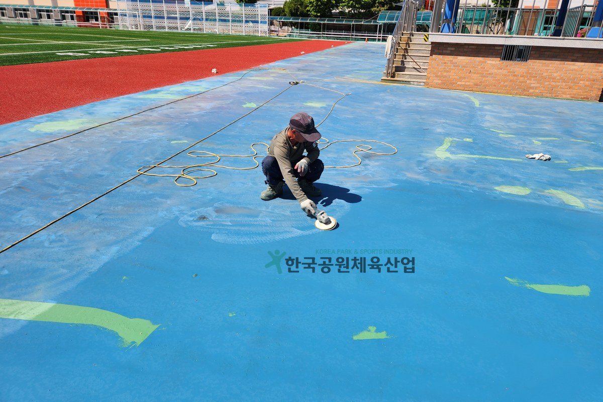 완공된 다목적구장 바닥 모습
