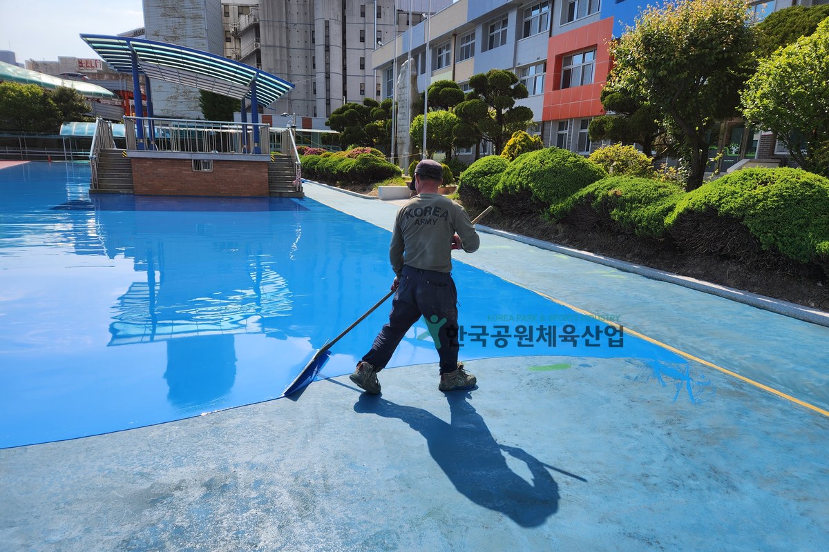 완공된 학교 운동장 트랙 바닥 모습