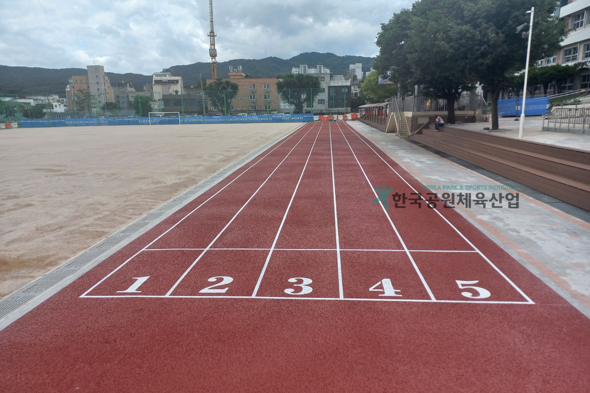 경기 이천초 체육시설 탄성포장재 관급자재 납품 사례 | 한국공원체육산업