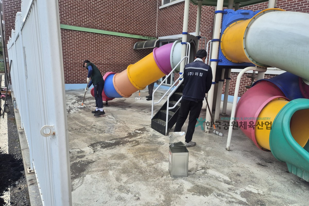 어린이놀이시설 탄성포장재 HK-65 포설 모습
