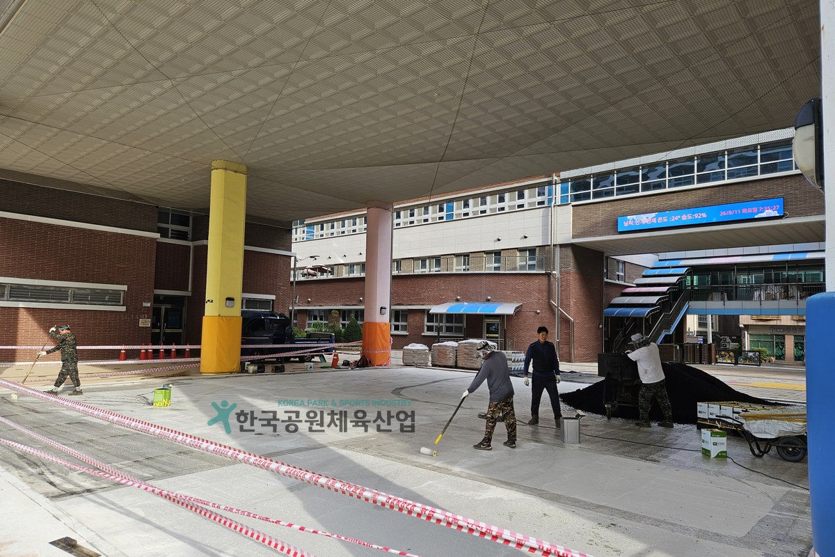 어린이놀이시설 탄성포장재 HK-45 포설 작업 모습