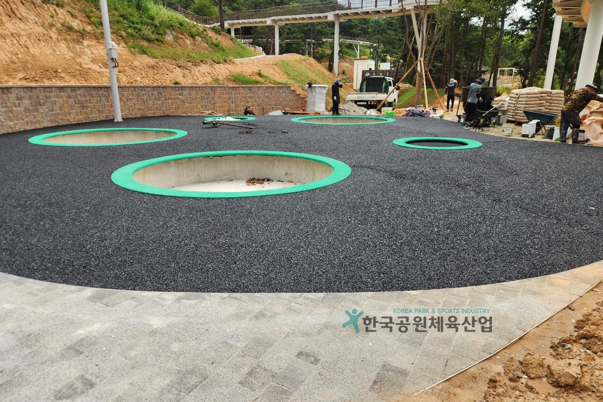어린이놀이시설 탄성포장재 HK-55 T55mm 포설 작업 모습