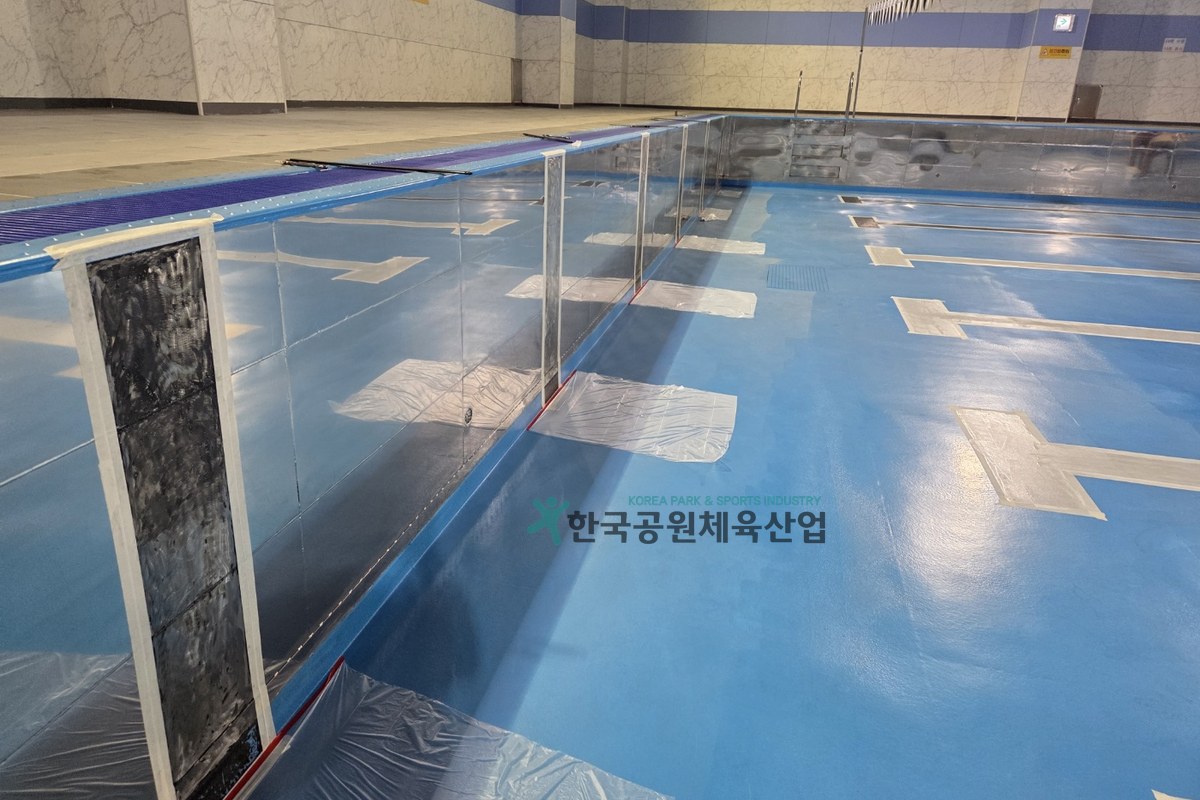 체육관 내부 경기장 라인마킹 재도장 전 모습