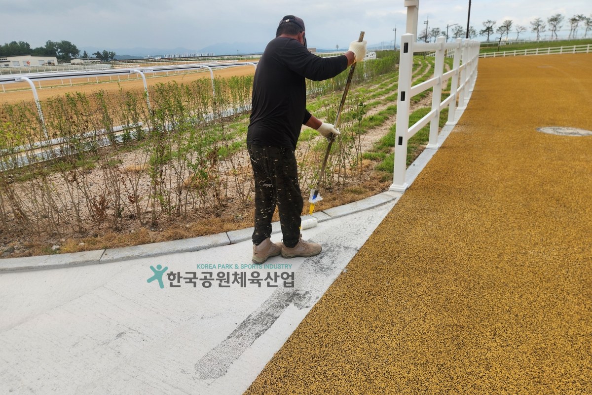 체육시설 탄성포장재 HK-15 T15mm 5종 포설 작업 장면