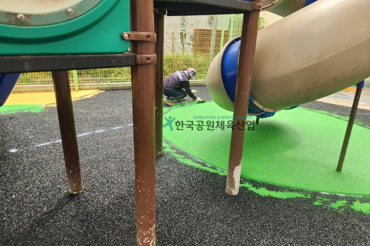 친환경 탄성포장재 컬러표층 마감 모습