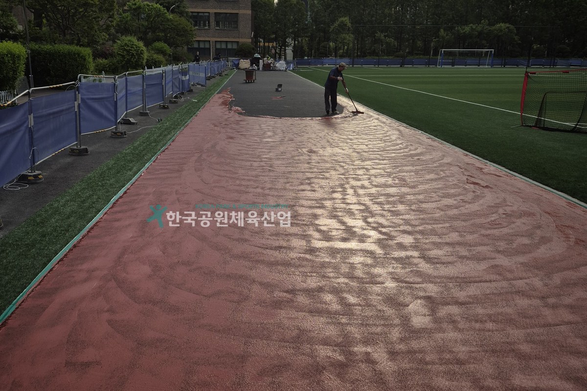 학교 체육시설 탄성포장재 포설 작업 모습