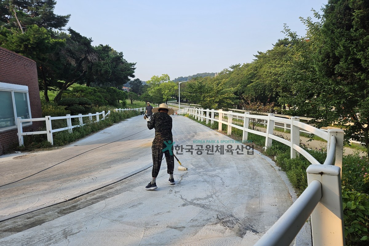 친환경 탄성포장재 고무칩 배합 및 포설 작업 장면