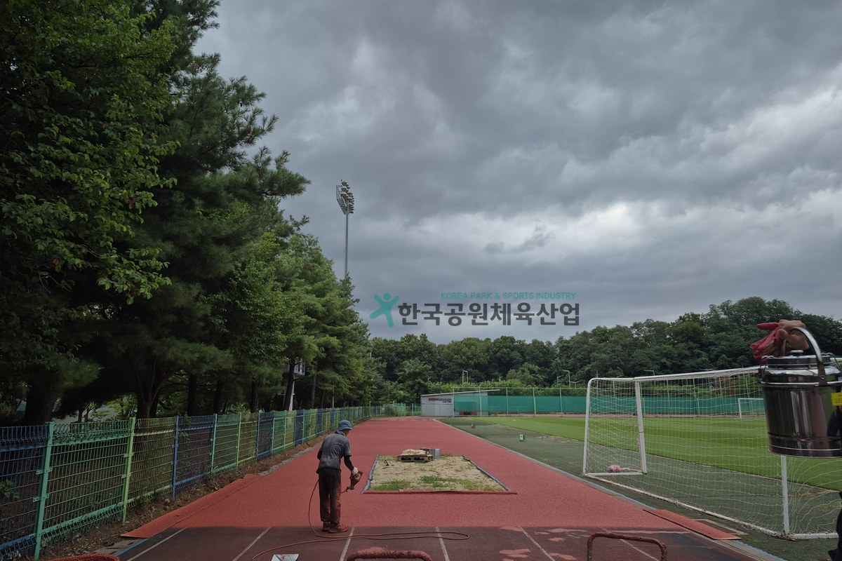 포설형 탄성포장재 시공 장비를 이용한 바닥 포설 작업