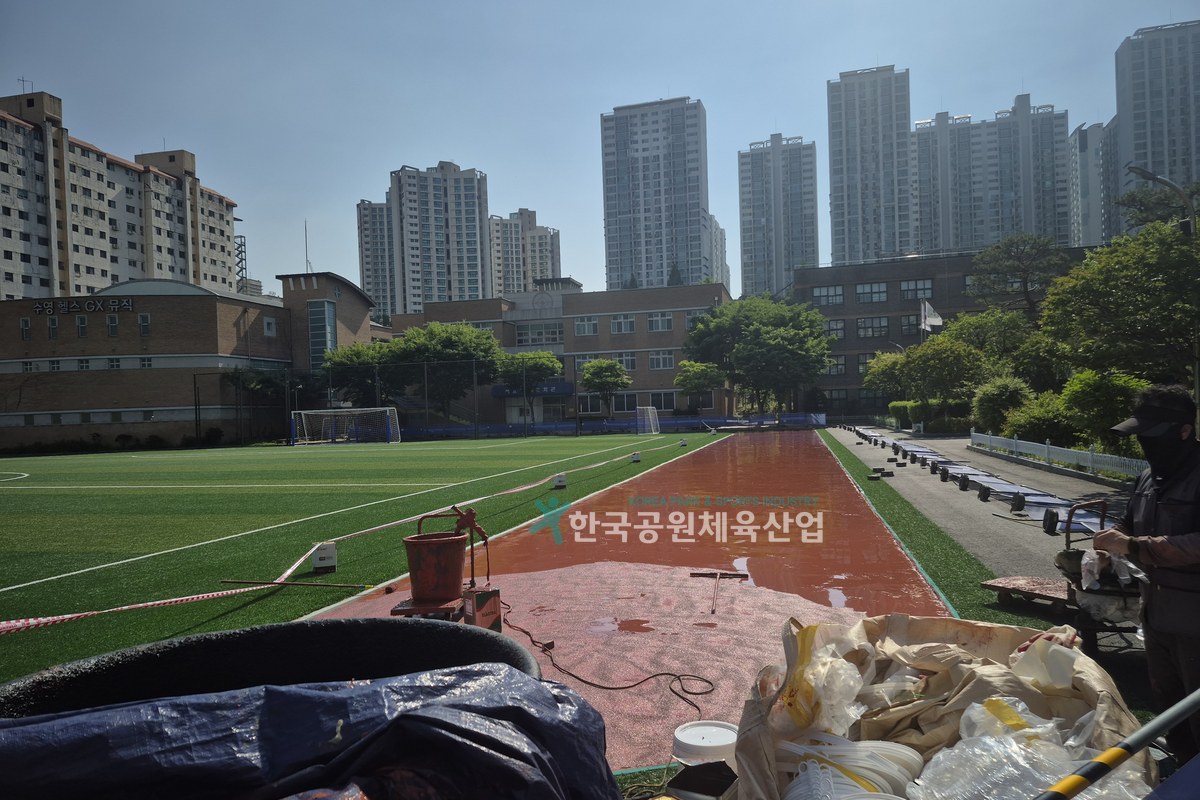프라이머 도포 후 보조탄성층 시공 장면