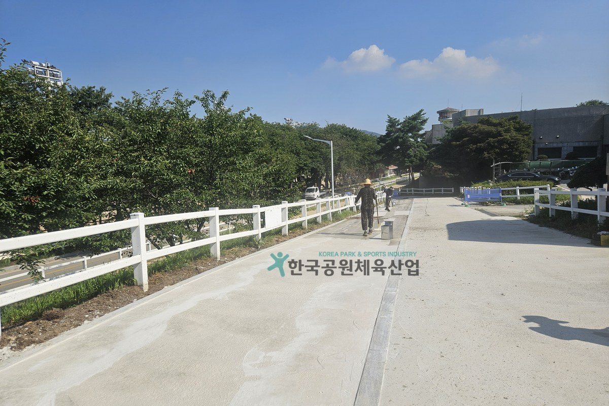 체육시설 탄성포장재 시공 완료된 바닥 표면 클로즈업
