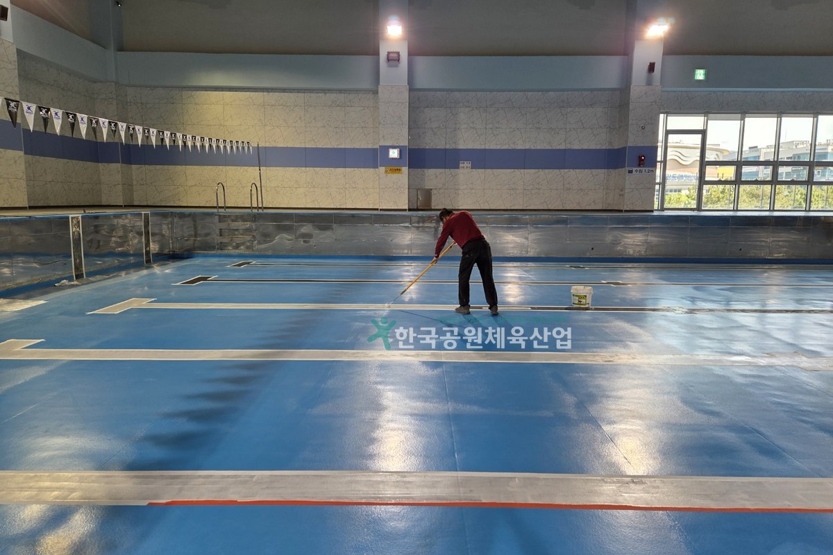 체육관 바닥 라인마킹 재도장 작업 진행 모습