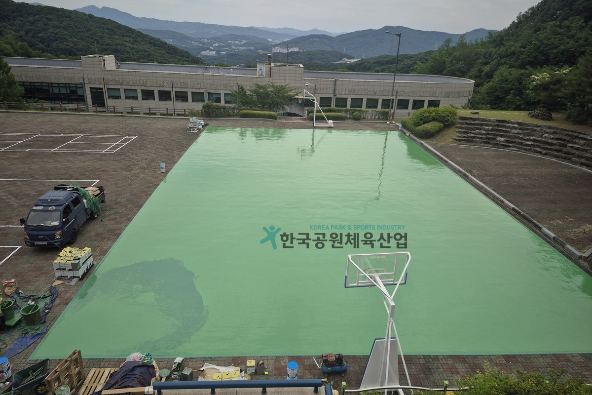 우레탄 반경질 수지 포설 작업 현장