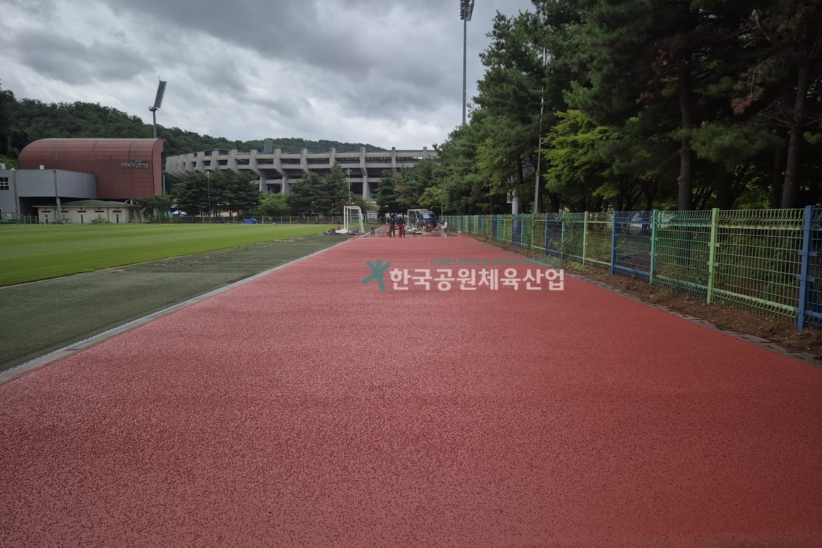 부천종합운동장 보조구장 탄성포장재 마감 완료 구간