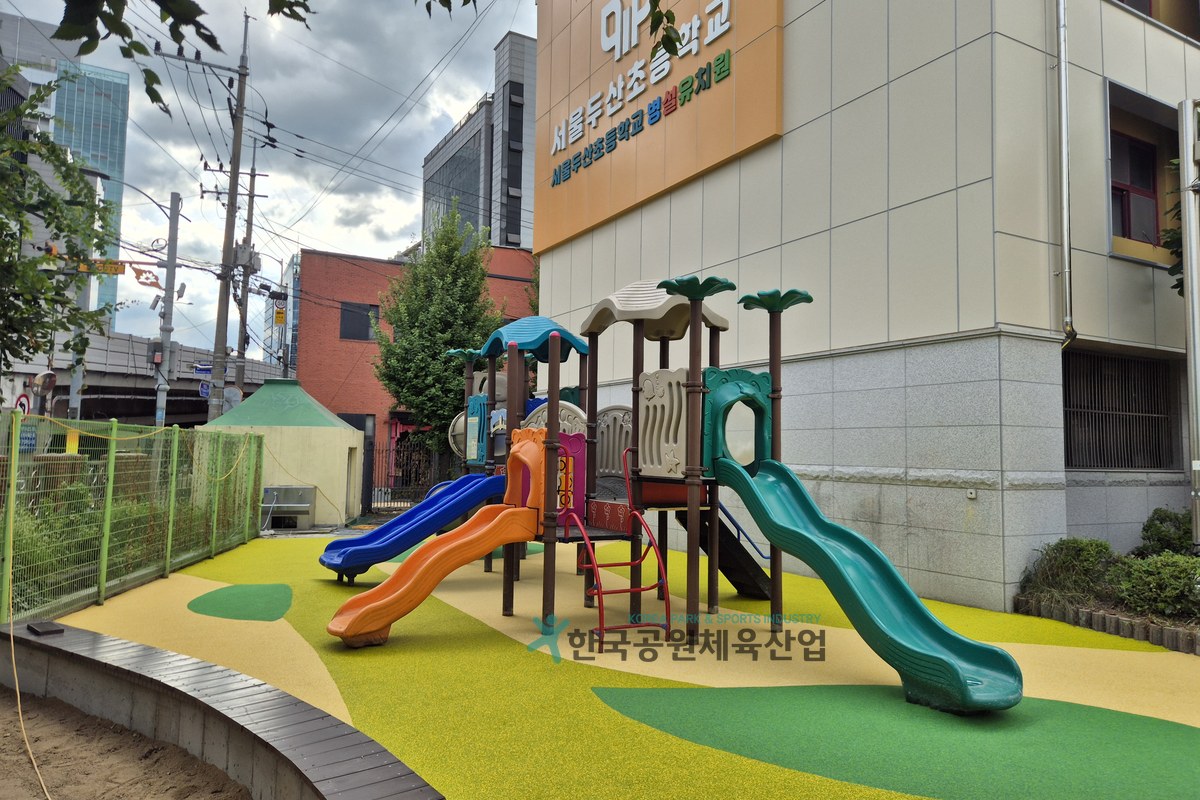 어린이 안전 바닥재 복층 구조 시공 장면